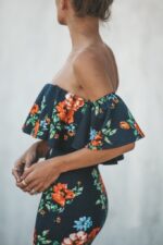 Rochie Midi cu umerii goi Mavis Neagra cu flori multicolore - imagine 3