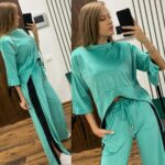 Compleu din catifea moale format din bluza asimetrica si pantalon evazat cu fermoar pe picior Rebeca Turcoaz - imagine 3