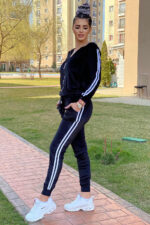 Compleu din catifea moale format din bluza cu fermoar si pantalon Asunita Negru cu dungi albe - imagine 3