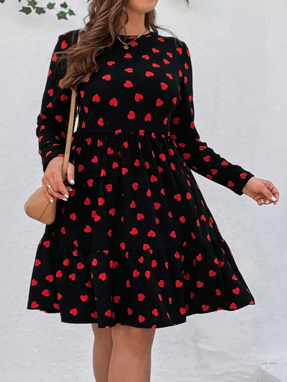 Rochie Scurta Varna Neagra Cu Inimioare Rosii - Marimi Mari - imagine 1