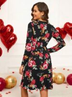 Rochie Scurta Elintina Neagra Cu Model Floral Roz - imagine 2
