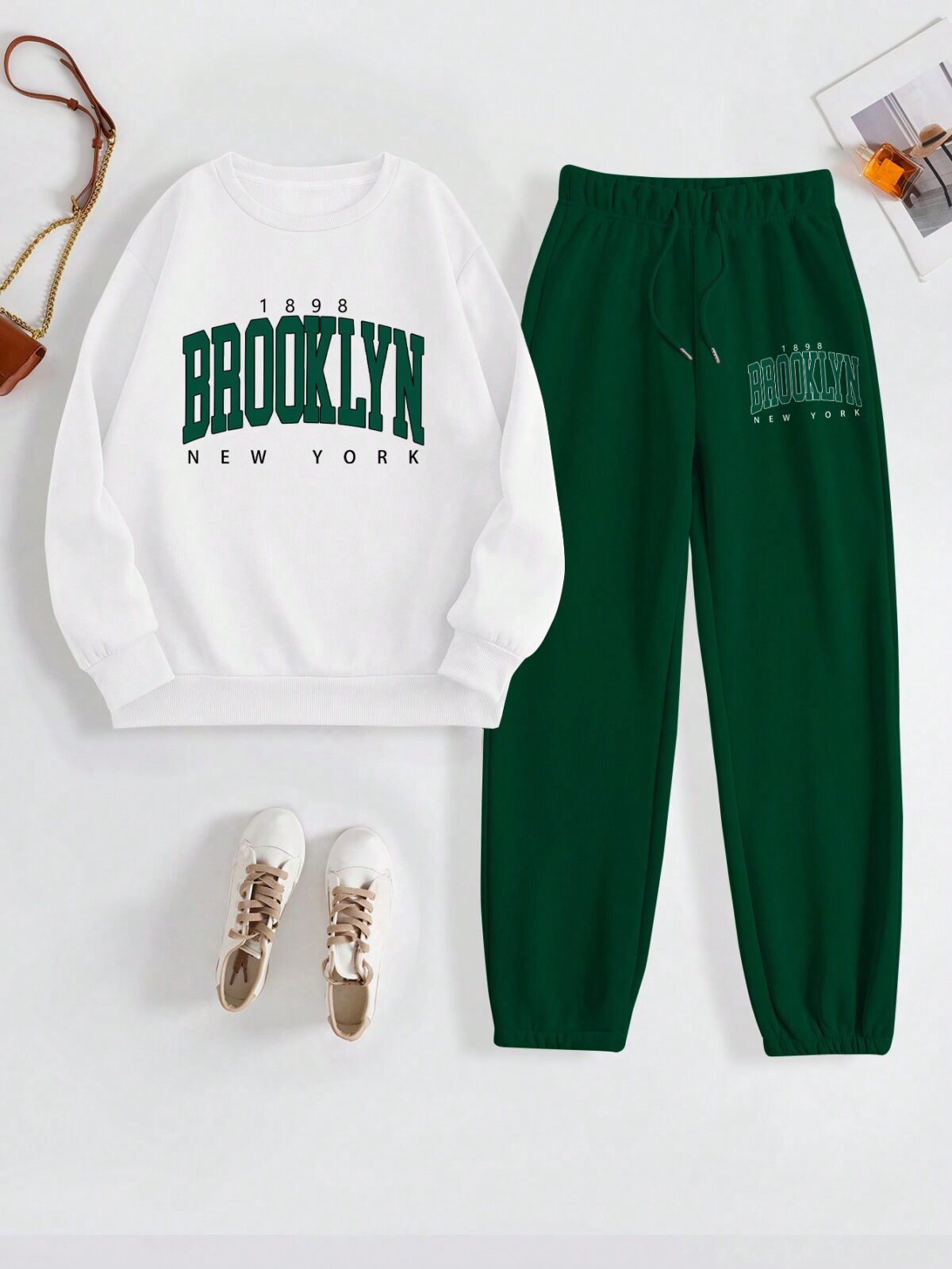Trening Mitzel Format Din Pantalon Verde Si Bluza Alba Cu Scris - imagine 3