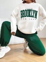 Trening Mitzel Format Din Pantalon Verde Si Bluza Alba Cu Scris