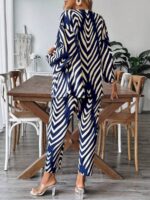 Compleu cu Pantalon Dorota Bleumarin cu Print Geometric Alb - imagine 2
