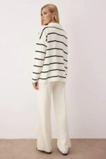 Compleu Tricotat cu Pantalon Viorela Alb cu Dungi Negre - imagine 2