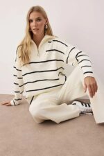 Compleu Tricotat cu Pantalon Viorela Alb cu Dungi Negre - imagine 3