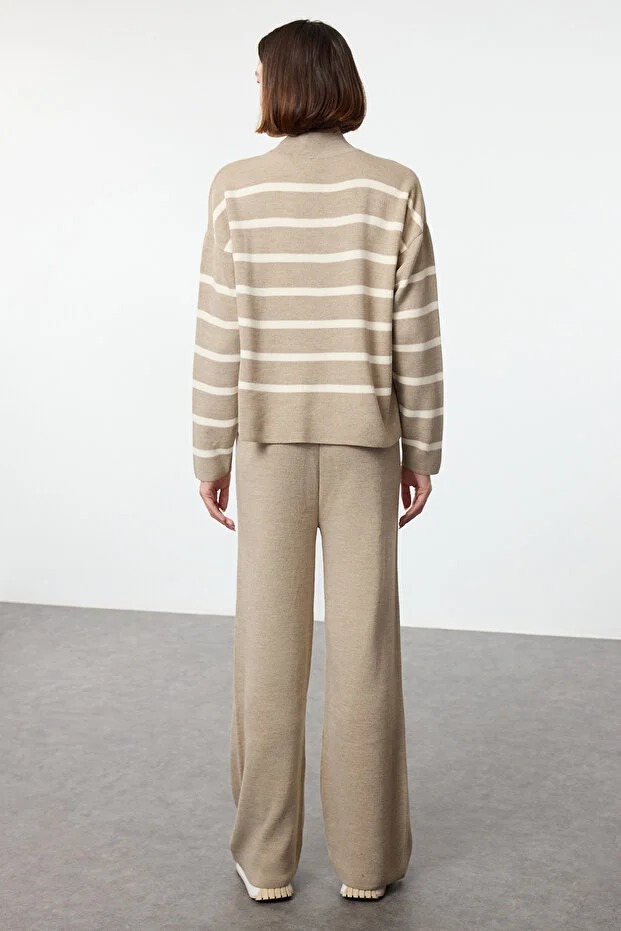 71 Compleu Tricotat cu Pantalon Minka Bej cu Dungi Albe - imagine 2