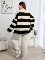 Compleu Tricotat cu Pantalon Eniko Gri cu Dungi Negre - Marimi Mari - imagine 2