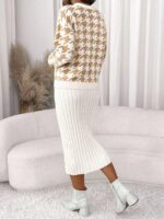 Compleu Tricotat cu Fusta Midi Sandra Alb cu Print Bej - imagine 3