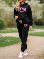 Trening Frieda Negru Format Din Pantalon Si Bluza Cu Scris Roz