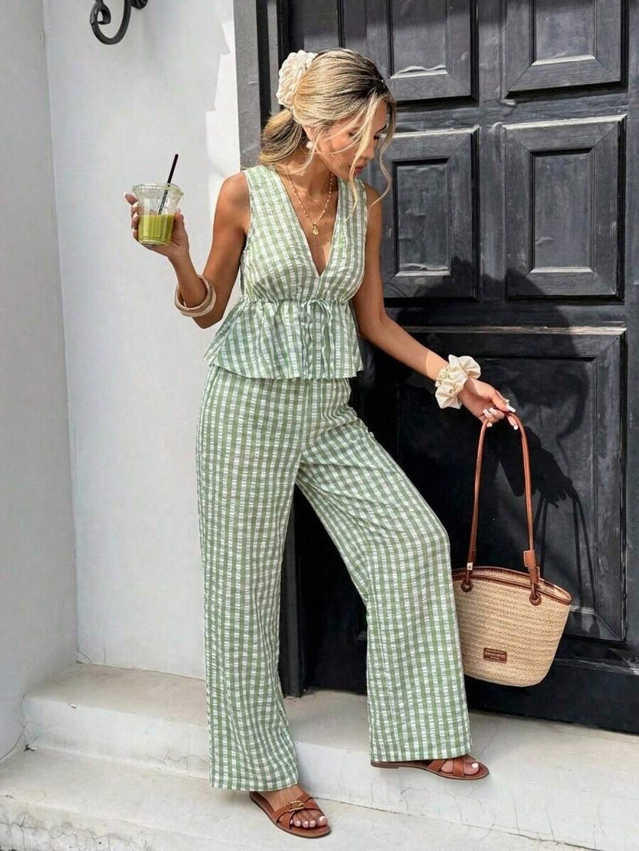3295 Compleu Mesada Alb cu Carouri Verzi format din Vesta si Pantalon - imagine 1